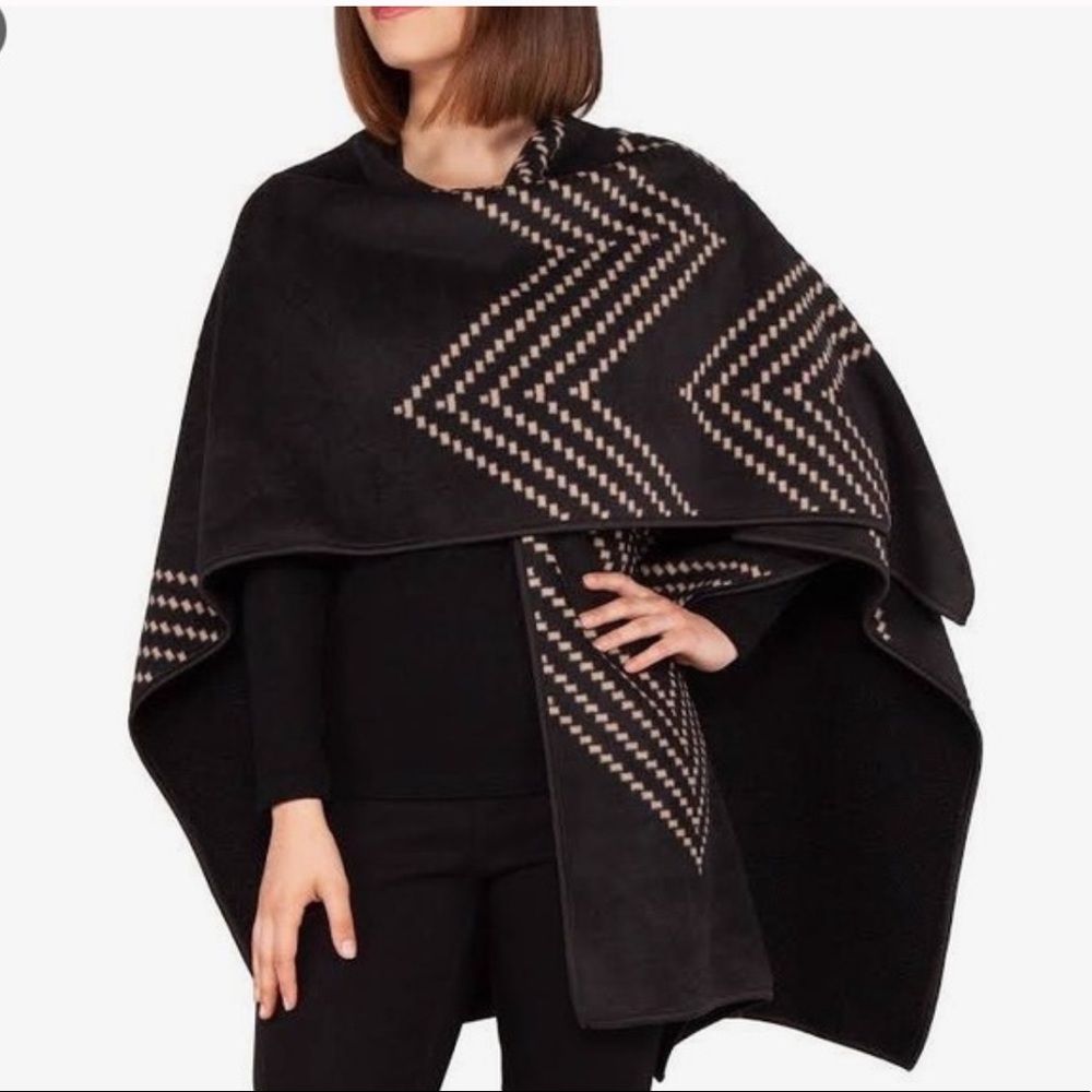 Ike Behar Super Soft Reversible Western Tribal Boho Print Shrug